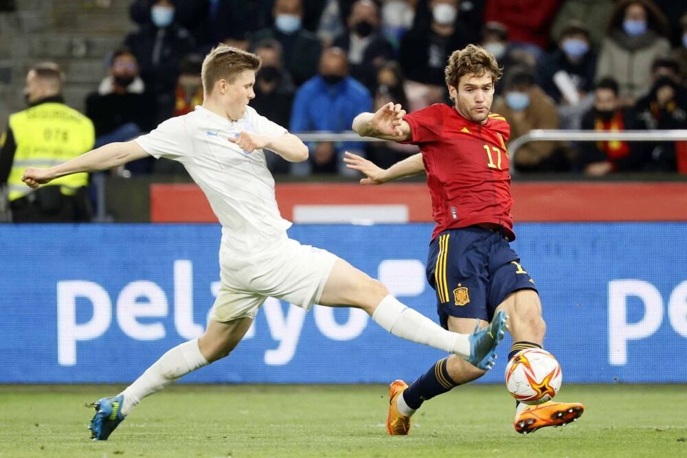 Marcos Alonso (d), José Luis Gayà y Jordi Alba pugnarán por dos sitios en el once titular.