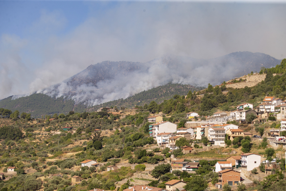 El fuego de Santa Cruz del Valle calcina ya mil hectáreas