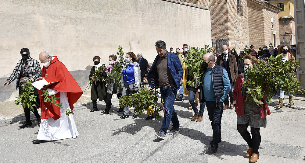 Procesión en las calles de Fontiveros.