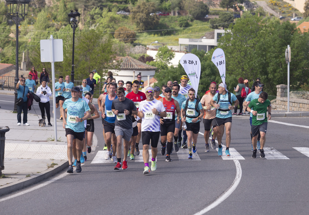 Casi 1.000 atletas tomaron parte en una competición que regresó dos años después a las calles de Ávila.  / DAVID CASTRO
