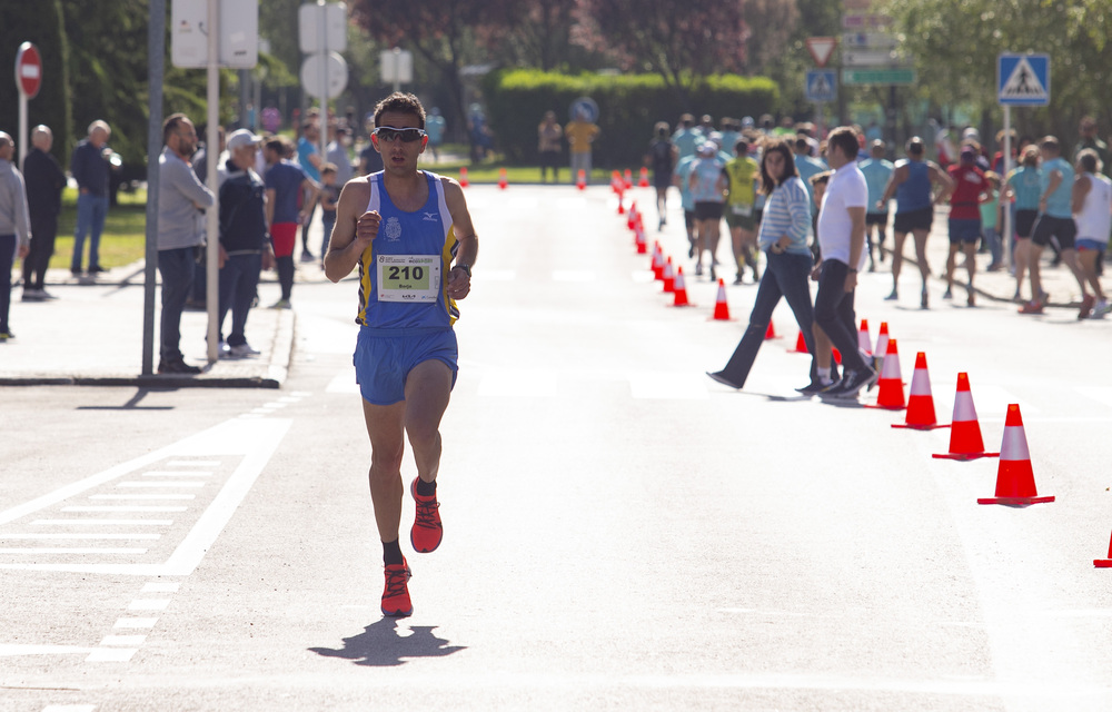 Casi 1.000 atletas tomaron parte en una competición que regresó dos años después a las calles de Ávila.  / DAVID CASTRO