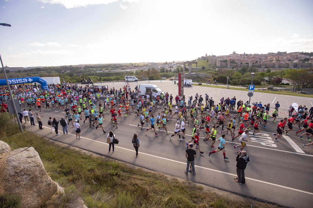 Casi 1.000 atletas tomaron parte en una competición que regresó dos años después a las calles de Ávila.