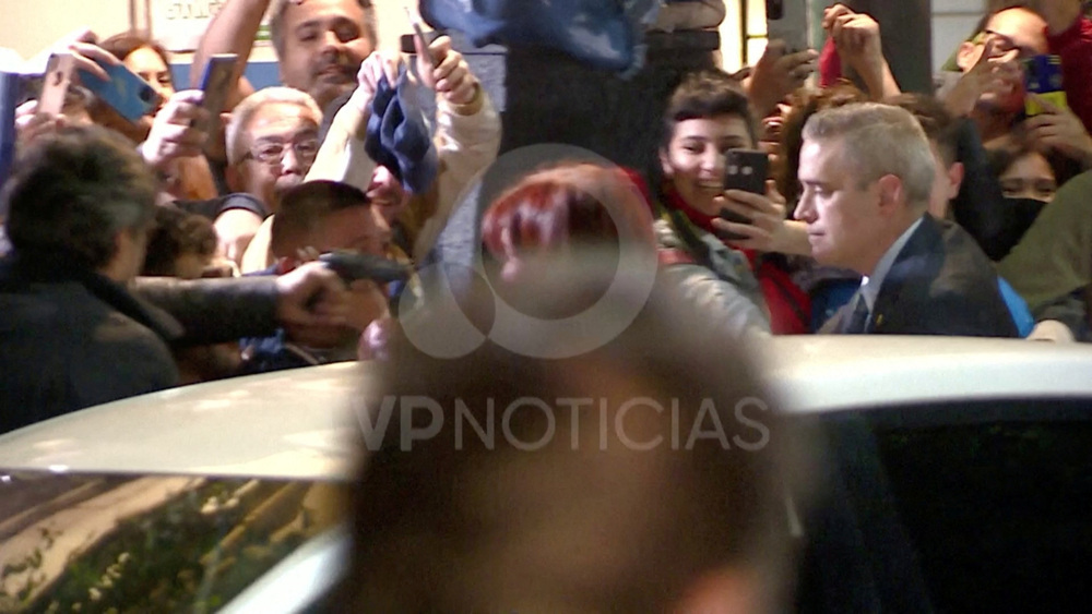 Un hombre apunta con un arma cargada a Cristina Fernández
