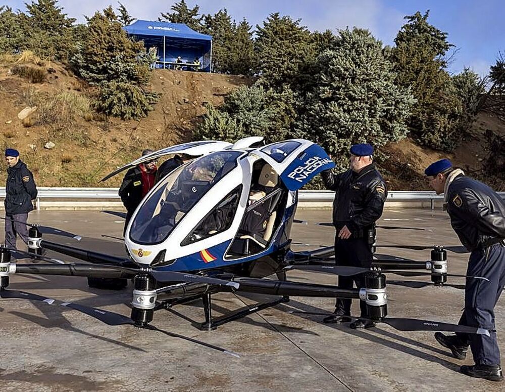 Imagen del ‘megadron’ en el aire durante el vuelo de prueba del dron UAV EH216 que ha realizado en Ávila. 