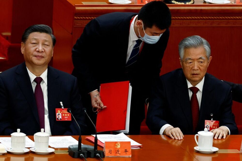 Hu Jintao abandona escoltado el Congreso del Partido Comunista