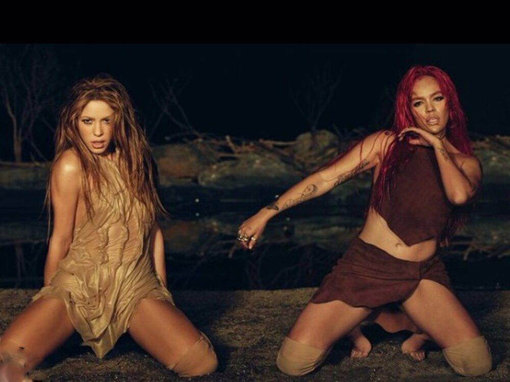 Shakira y Karol G, en le videoclip de su primera colaboración, 'TQG', 'Te quedó grande'.