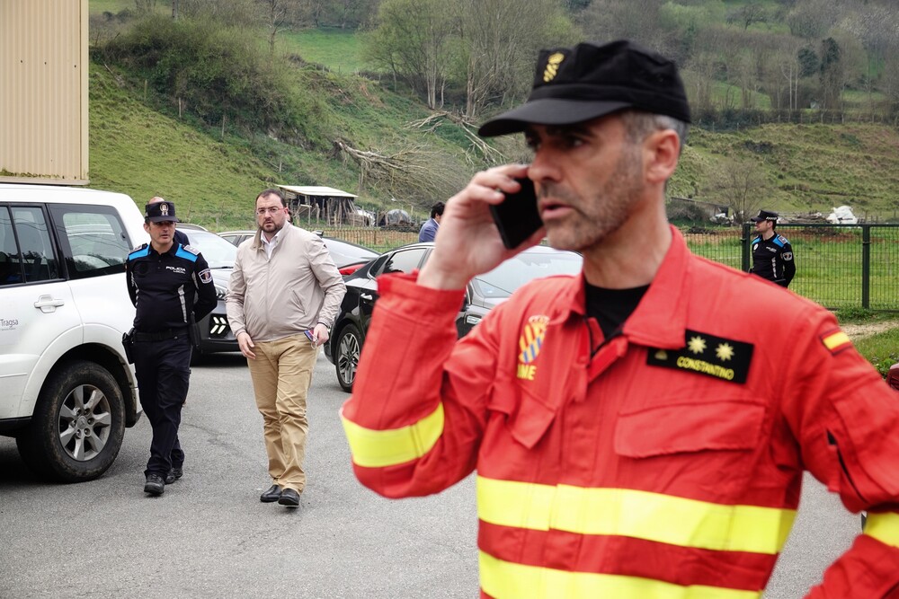 El presidente del Gobierno de Asturias, Adrián Barbón (c) y un bombero de la Unidad Militar de Emergencias (UME), que trabaja en las labores de extinción del incendio, en el puesto de mando avanzado de Navelgas, a 30 de marzo de 2023, en Navelgas, Tineo  / XUAN CUETO