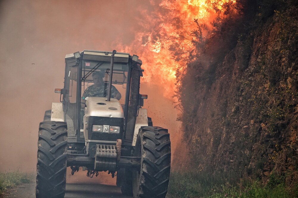 Un tractor en el incendio de los concejos de Valdes y Tineo, a 30 de marzo de 2023, en Asturias (España).  / XUAN CUETO