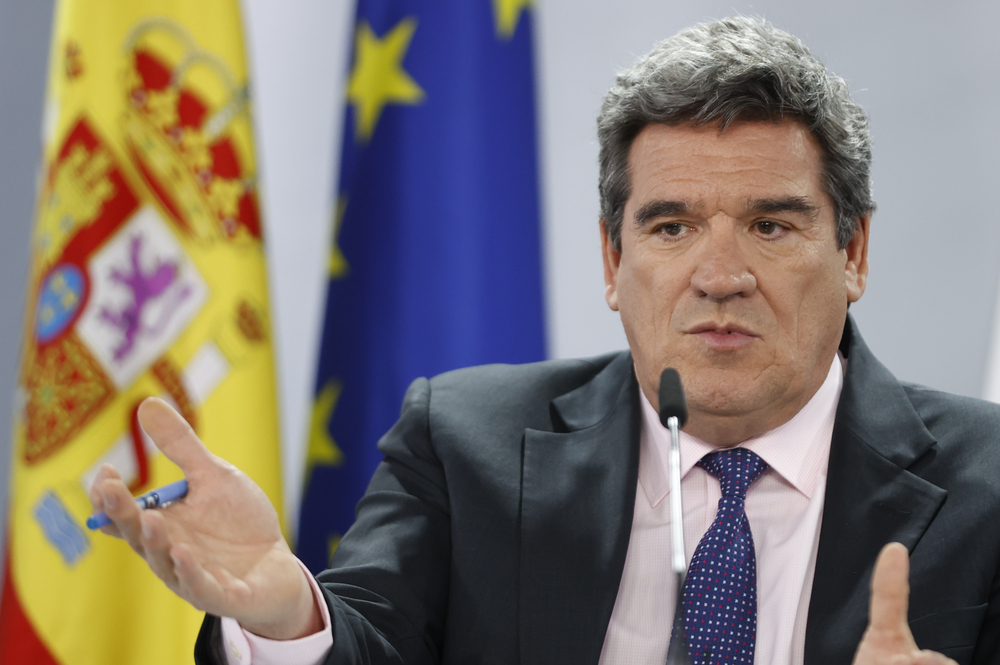 El ministro de Inclusión, Seguridad Social y Migraciones, José Luis Escrivá, llega a la rueda de prensa posterior al Consejo de ministros extraordinario celebrado este jueves para aprobar la reforma de las pensiones.