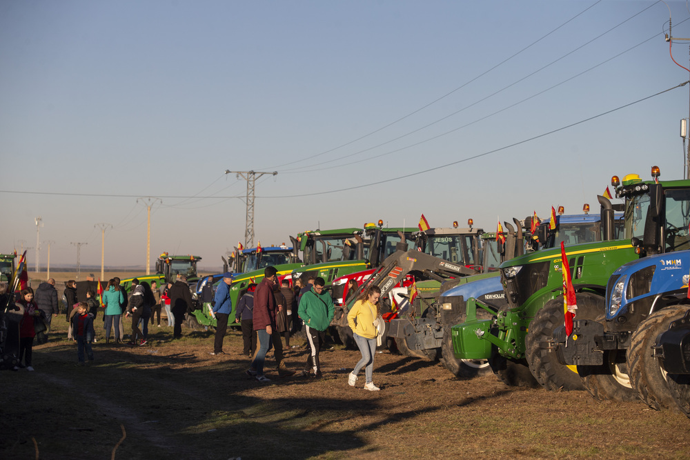 Concentración de tractores Palagüinos en Palacios de Goda.  / ISABEL GARCÍA