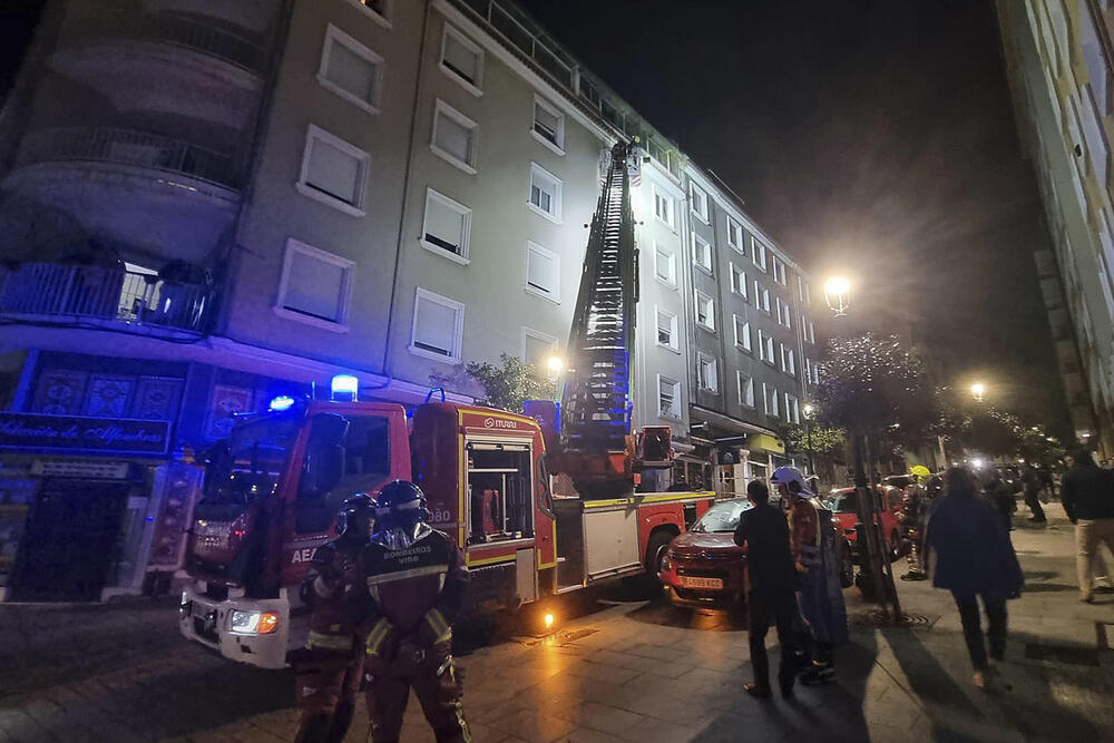 Tres menores muertos en el incendio de un edificio en Vigo