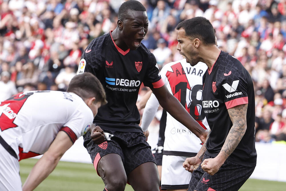 El Sevilla frena la euforia del Rayo