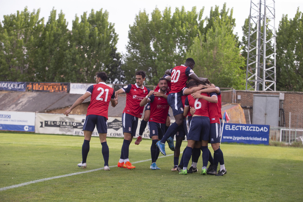 Fase de ascenso playoff Fútbol Real Ávila - Salamanca UDS en Adolfo Suarez.  / ISABEL GARCÍA