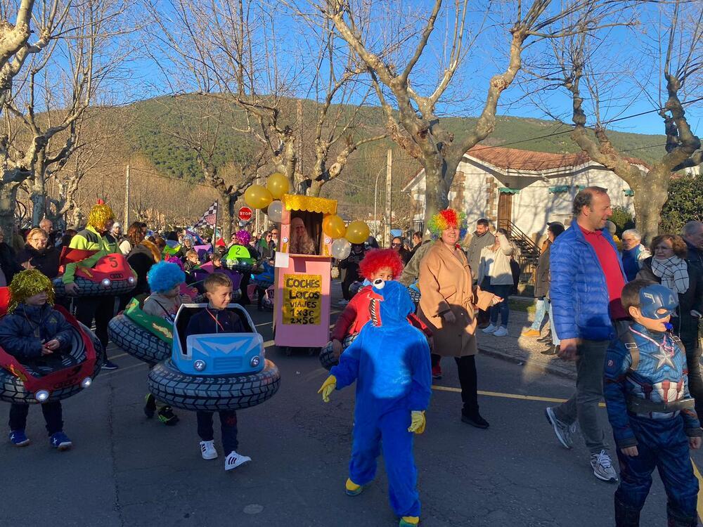 Colorido carnaval en La Adrada para despedir a San Blas
