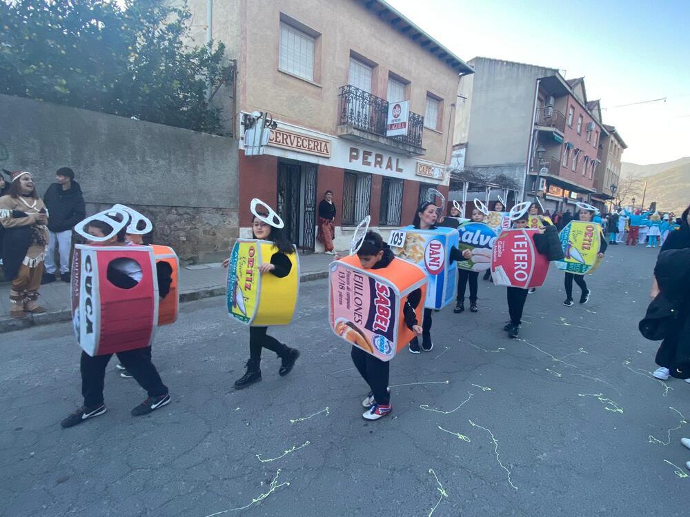 Colorido carnaval en La Adrada para despedir a San Blas
