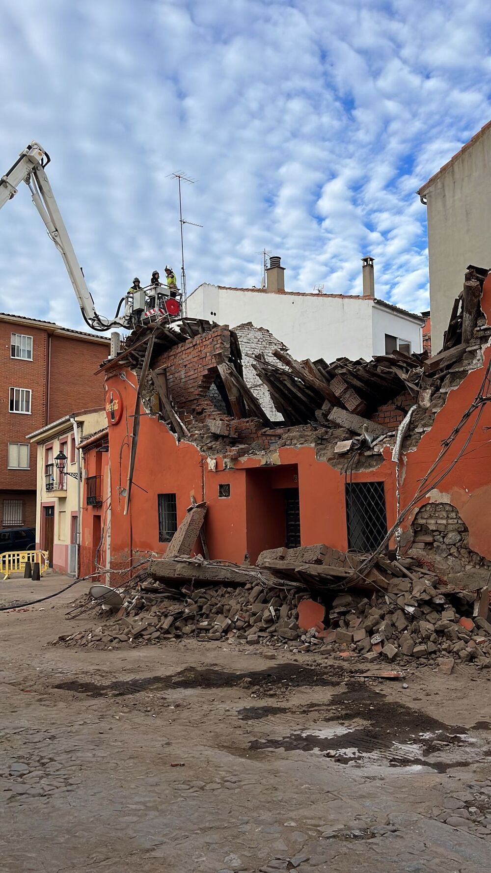 Derrumbe del edificio del antiguo Bar Monet, en Las Vacas