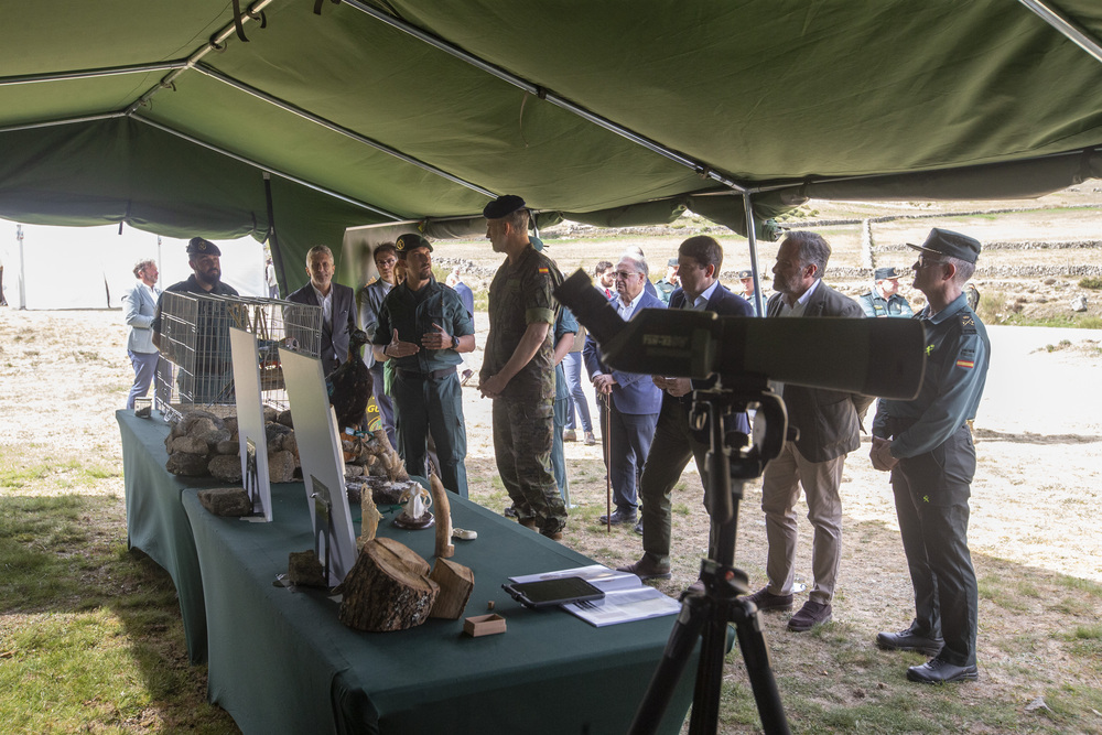 El rey Felipe VI visita el Servicio de Protección de la Naturaleza (Seprona) de la Guardia Civil en el Refugio ‘El Mellizo’ de Navacepeda de Tormes.  / DAVID CASTRO