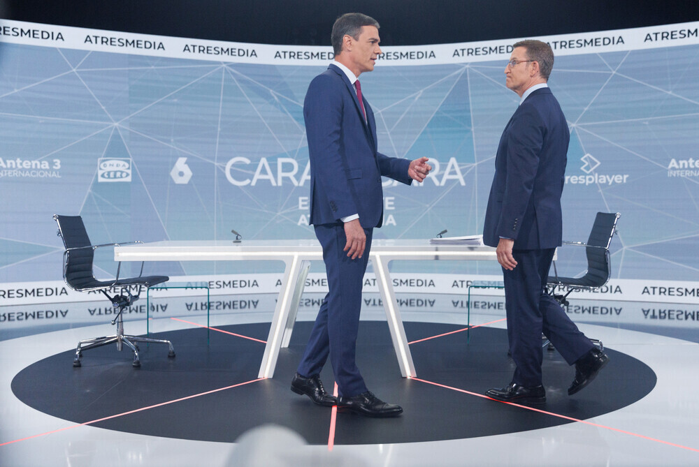 El presidente del Gobierno y candidato  del PSOE a la reelección, Pedro Sánchez, y el candidato del PP a la presidencia, Alberto Núñez Feijóo, se saludan antes del debate.