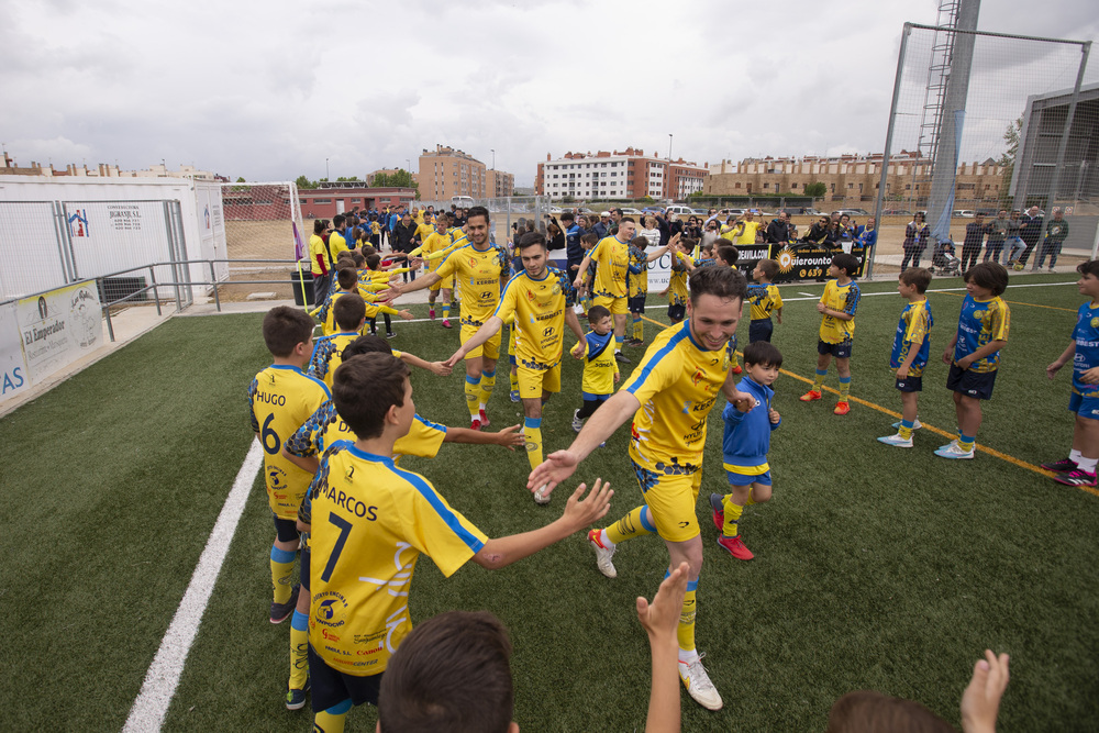 Celebración de ascenso fútbol DiocesÁvila de Regional de Aficionados a Tercera RFEF.  / ISABEL GARCÍA