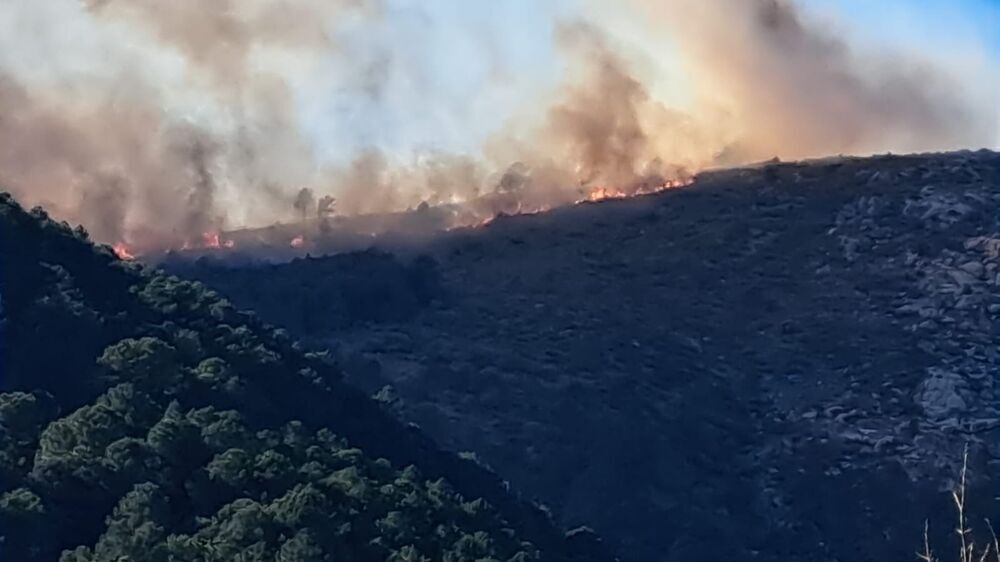 Medios terrestres trabajan en un incendio activo en Guisando 