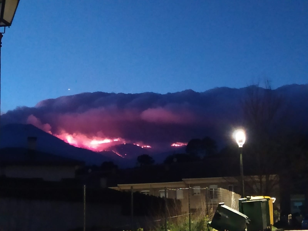 Vista del incendio desde Arenas de San Pedro