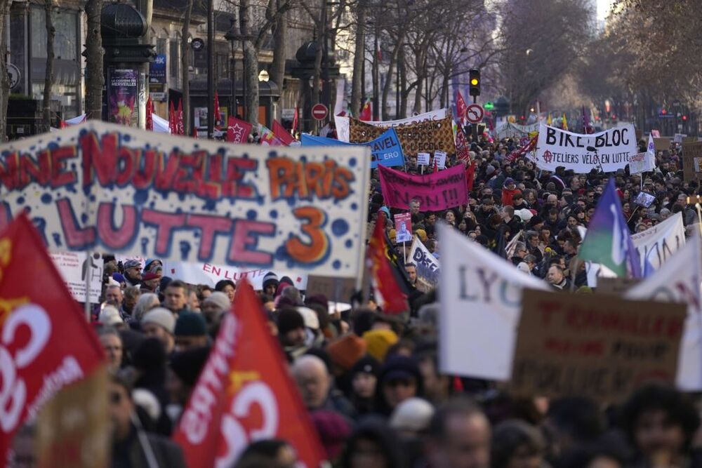 Continuano proteste e scioperi in tutta Francia contro la riforma delle pensioni  / LAPRESSE