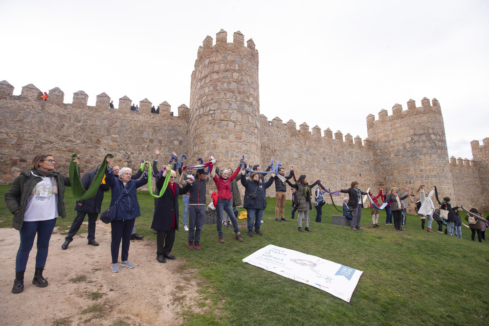 Hilandia ‘rodea’ la Muralla con 800 bufandas solidarias