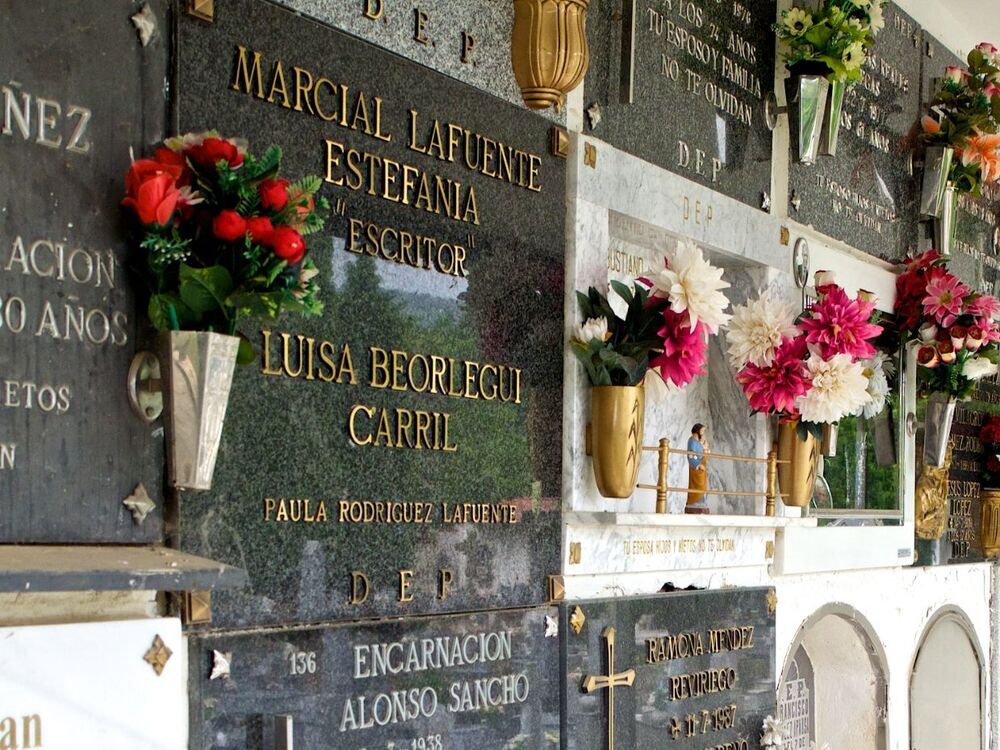 Nicho del escritor Marcial Lafuente Estefanía y su mujer en el cementerio de Arenas de San Pedro (Ávila)