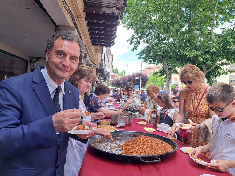 El alcalde, Francisco León, disfrutó de uno de los platos presentados.