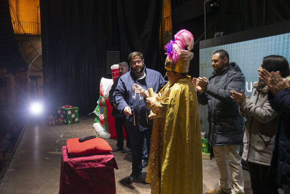 El alcalde entrega las Llaves de la Ciudad al  Emisario de los Reyes Magos.  / ISABEL GARCÍA