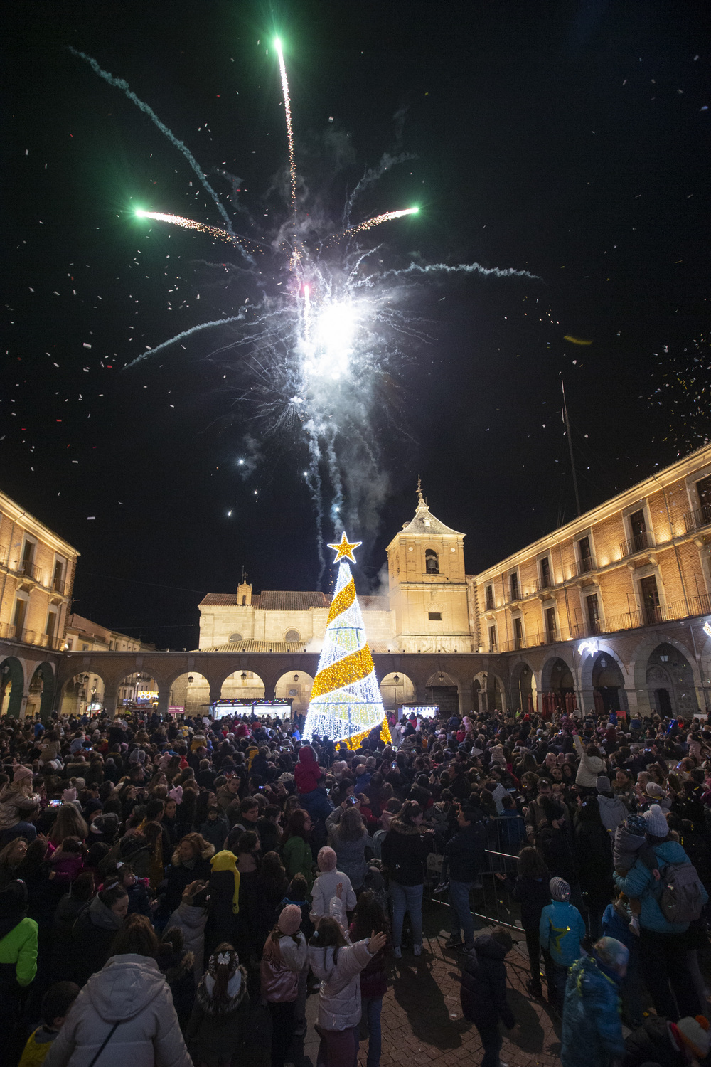 El alcalde entrega las Llaves de la Ciudad al  Emisario de los Reyes Magos.  / ISABEL GARCÍA