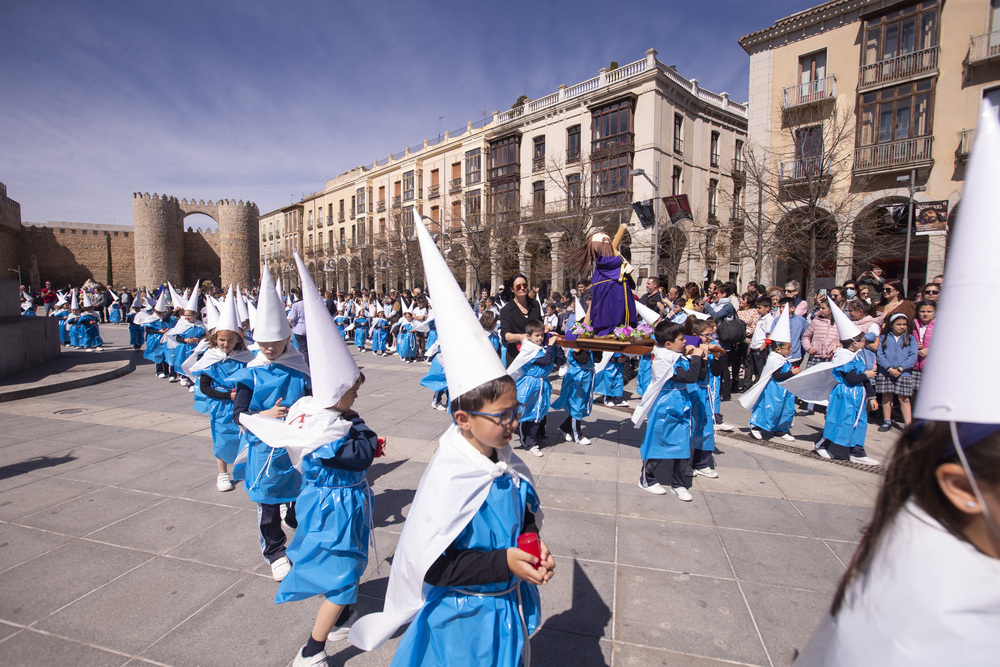 Procesión de Semana Santa de los niños en el colegio Las Nieves.