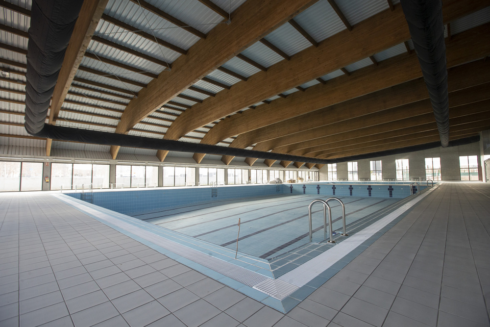 Visita a la nueva piscina cubierta municipal de Ávila.  / ISABEL GARCÍA