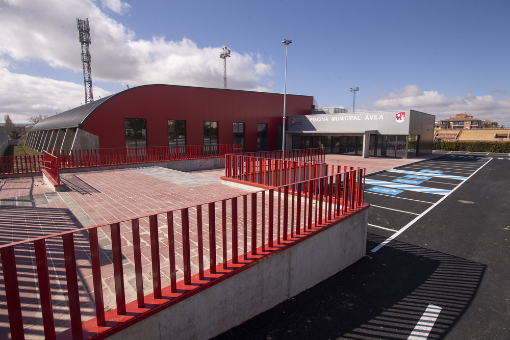 Visita a la nueva piscina cubierta municipal de Ávila.  / ISABEL GARCÍA