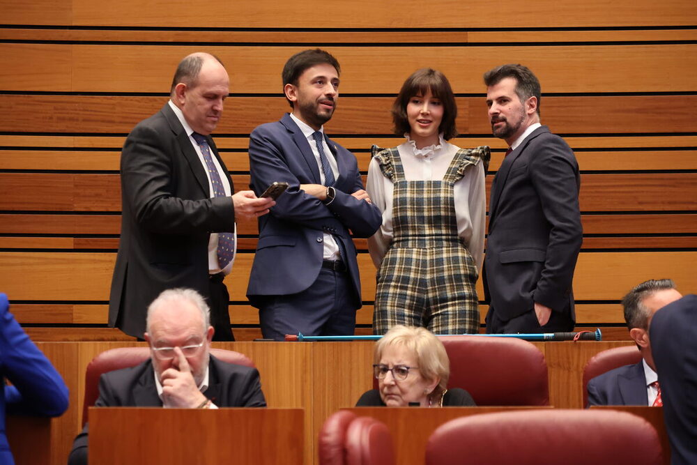 Luis Tudanca junto a miembros del PSOE. 