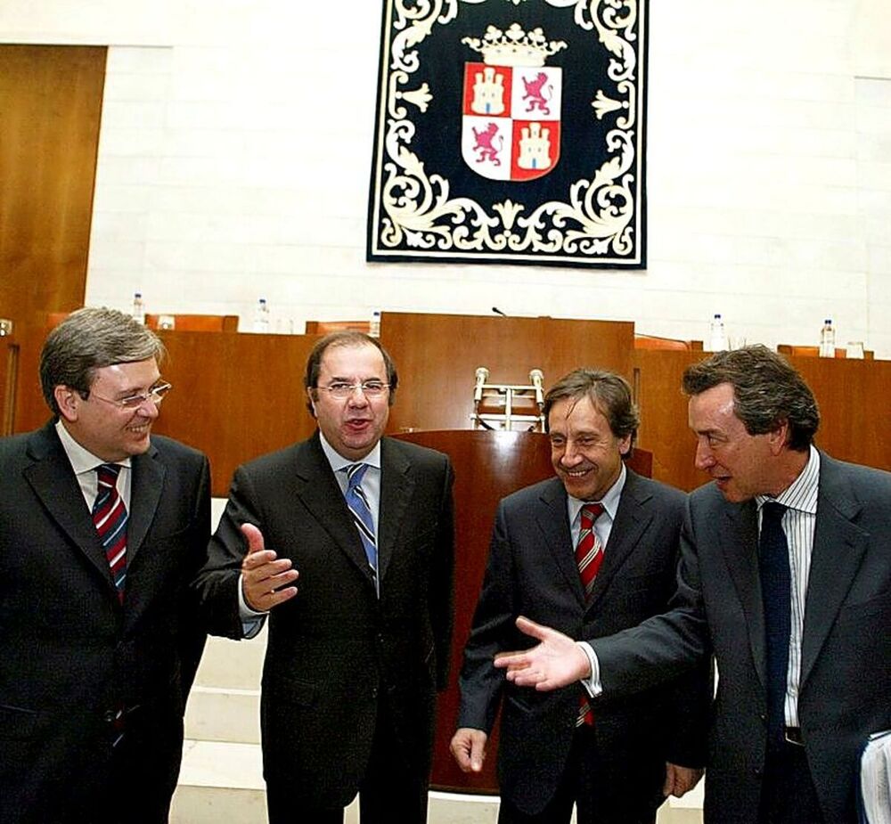 (I a D) José M. Fernández Santiago, Juan Vicente Herrera, Ángel Villalba (PSOE), y José Antonio de Santiago Juárez (PP), tras la votación de la reforma del Estatuto en 2006.
