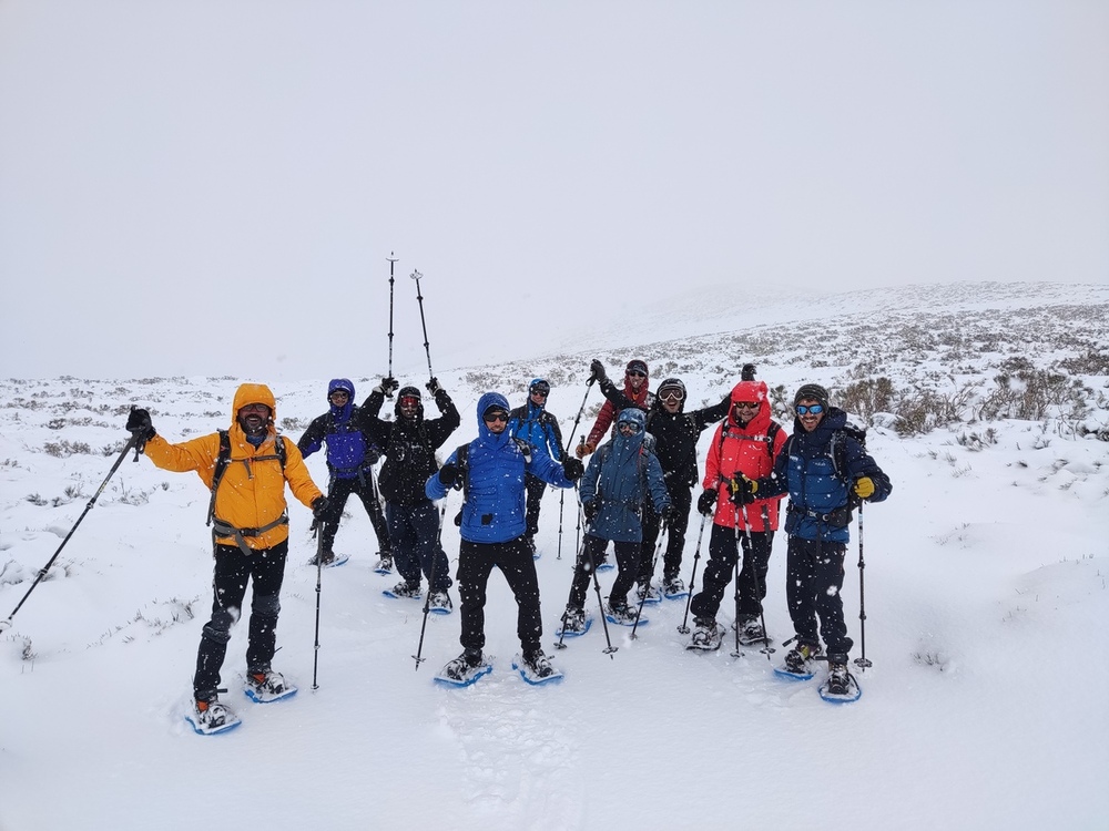 Un grupo de portugueses inició el sábado anterior una ruta con raquetas, pero la escasez de nieve les obligó a quitárselas. 