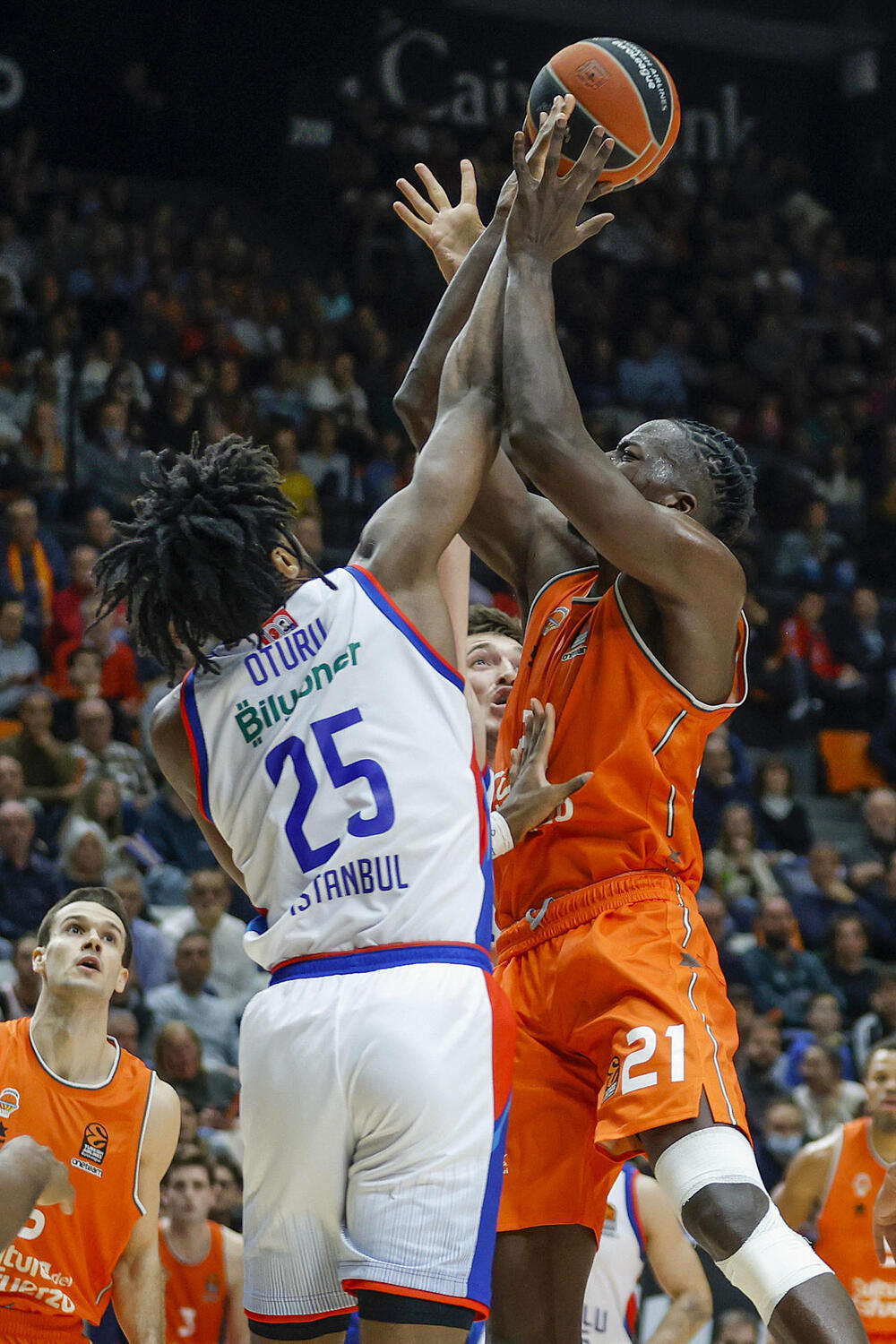 El Valencia Basket gana con coraje a un Anadolu Efes mermado
