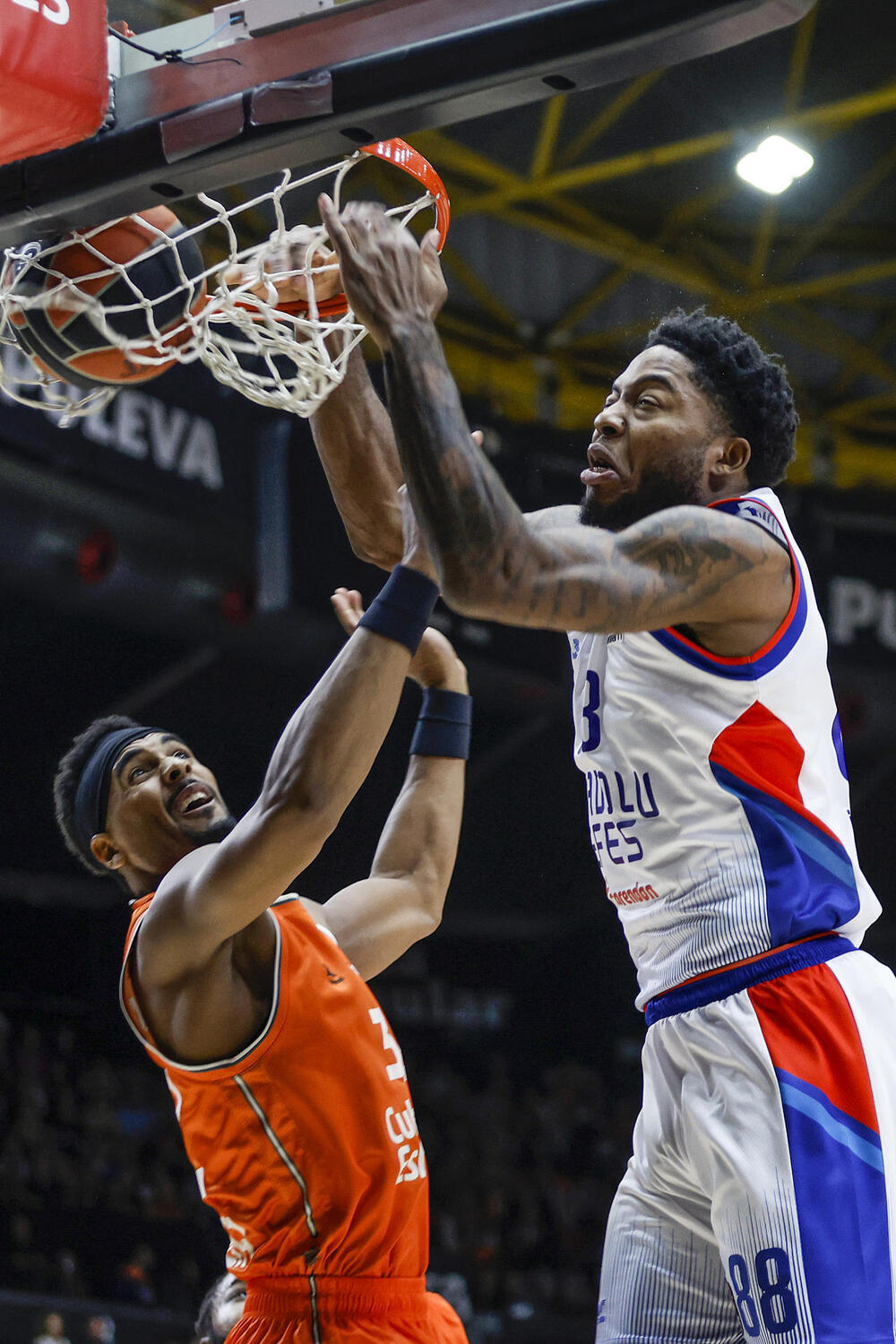 El Valencia Basket gana con coraje a un Anadolu Efes mermado
