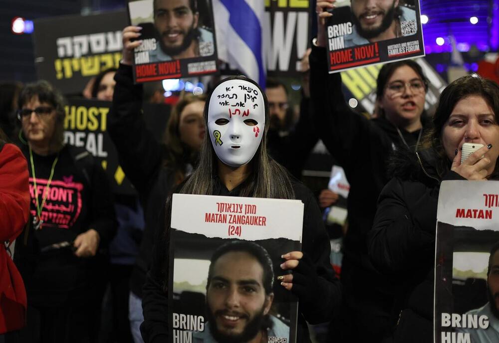 Familiares y amigos de los rehenes israelíes en poder de Hamás participan en una protesta contra el Gobierno del primer ministro Netanyahu en Tel Aviv, en una imagen de archivo. 