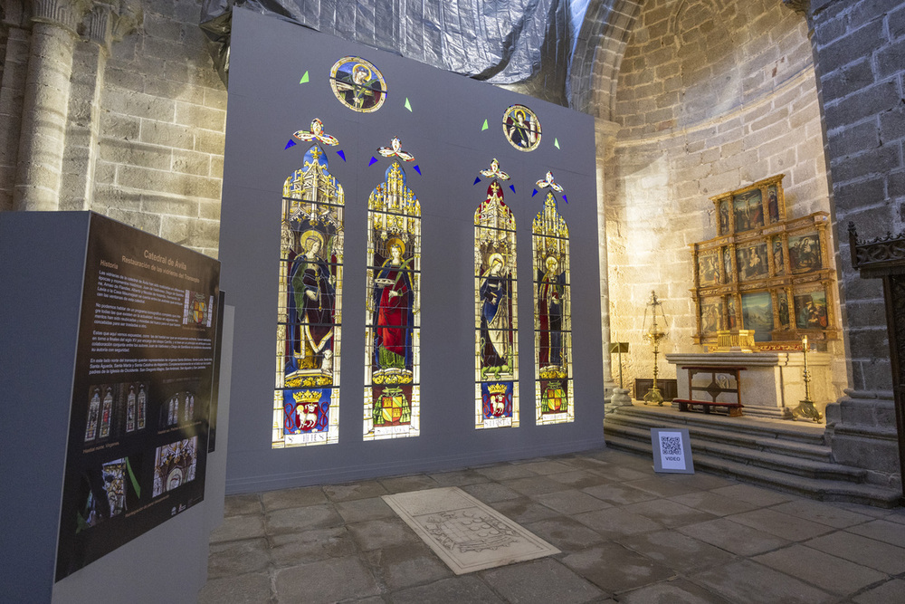 La catedral ‘baja al suelo’ las vidrieras del transepto norte