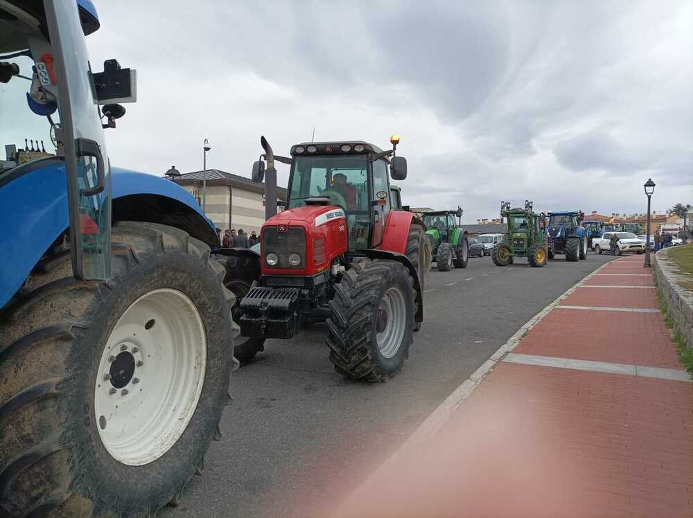 Decenas de tractores avanzan hacia la subdelegación