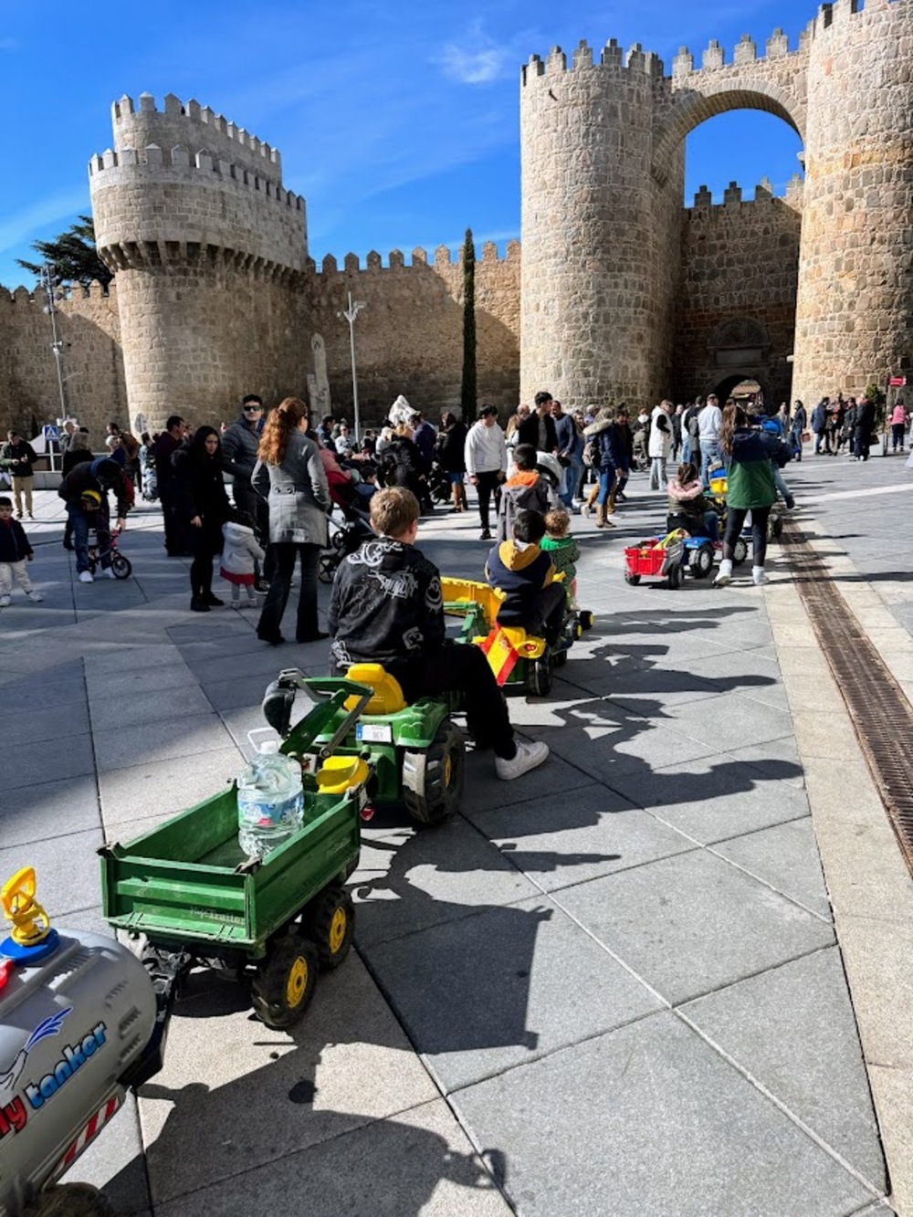 Tractorada infantil por el centro histórico de Ávila. 