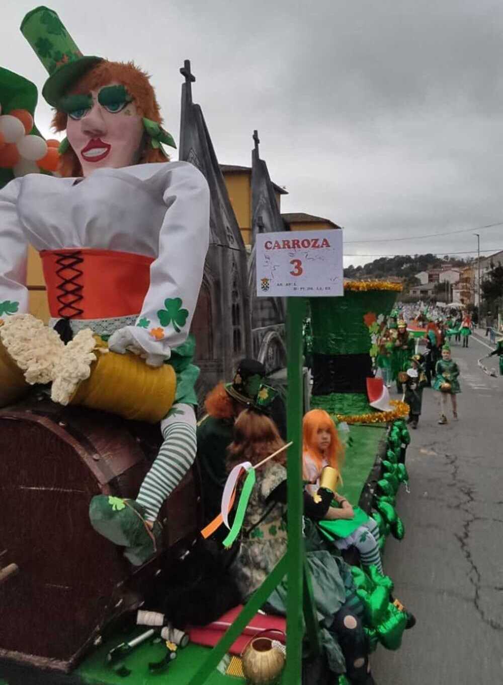 Piedralaves se pone el disfraz para desfilar en su Carnaval