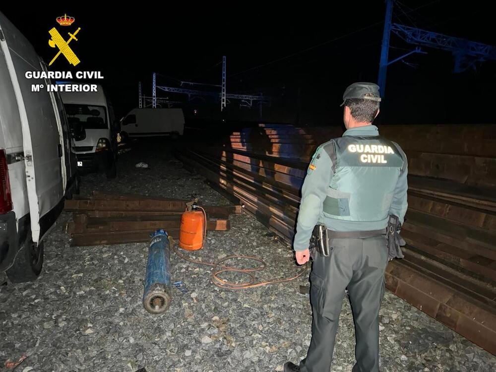 17 detenidos al robar 400 metros de vía de tren en Sanchidrián