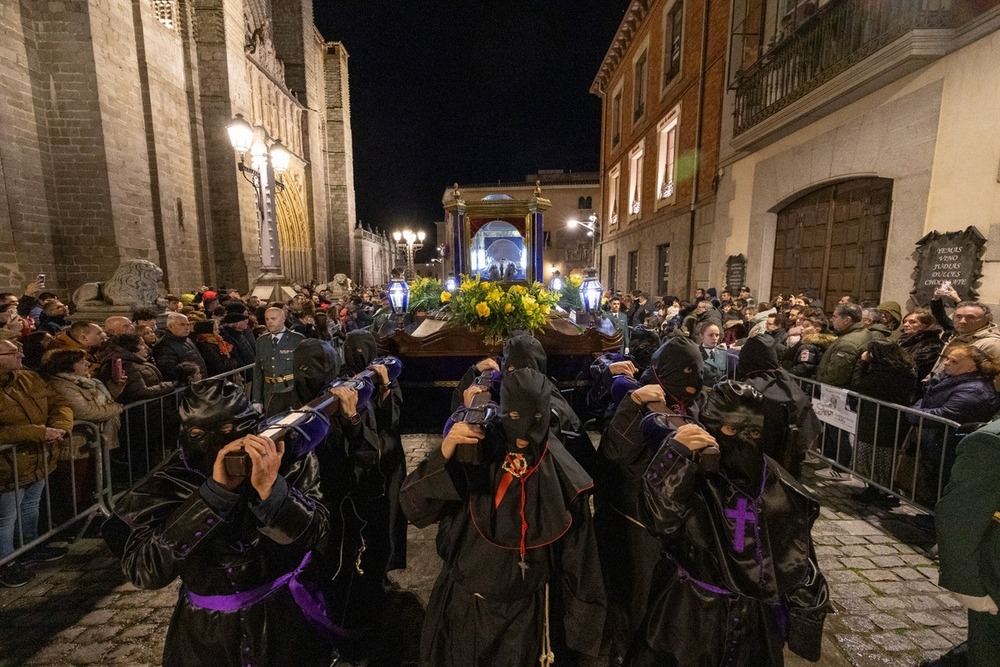 La noche se abre para la procesión del Santo Entierro