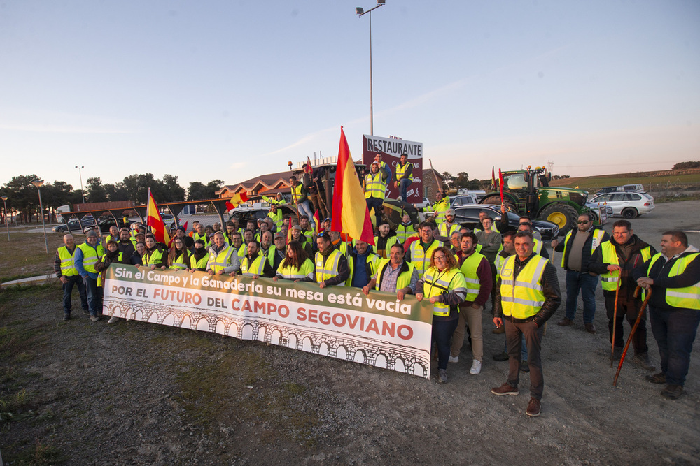 Los agricultores bloquen la A6 en otra jornada de protestas