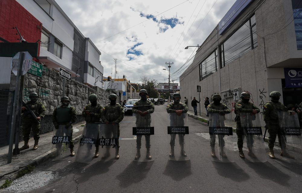 Militares custodian las zonas aledañas a la estación Radio Canela