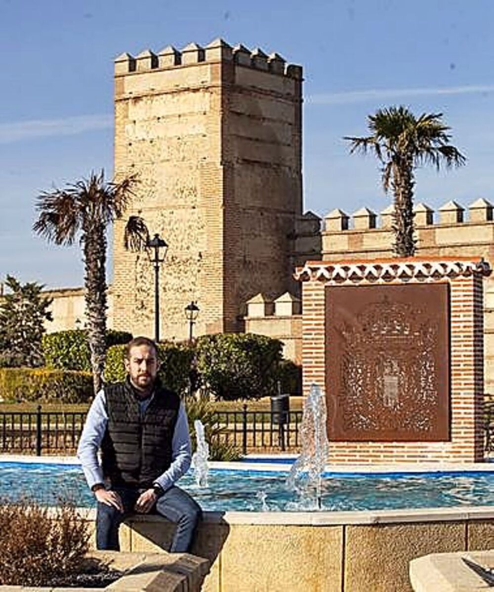 El alcalde junto a su rincón preferido de su municipio, la Puerta de Arévalo