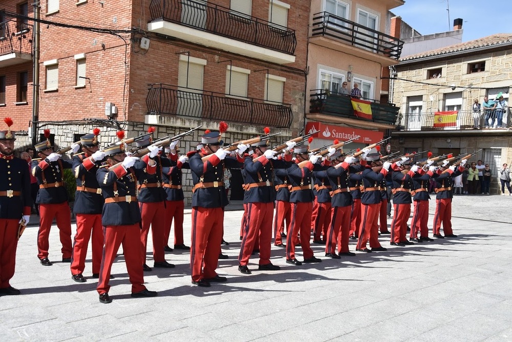 Burgohondo rinde honores a la bandera de España